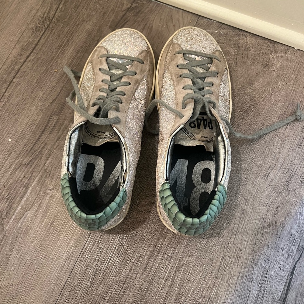 P448 size 39 low top sneakers!